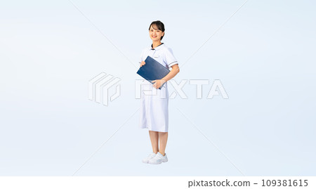 一名身穿白大褂、手持文件、護士、醫生、美容師的女性全身裁剪照片 一名身穿白大褂、手持文件、護士、醫生、美容師的女性全身裁剪照片 109381615