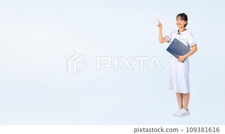 穿白大褂的女人引導你，護士，醫生，美容師，摳圖全身照 109381616