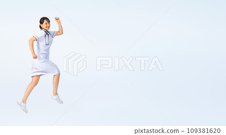穿白大褂的女人跳躍,護士,醫生,裁剪全身照片 穿白大褂的女人跳躍,護士,醫生,裁剪全身照片 109381620