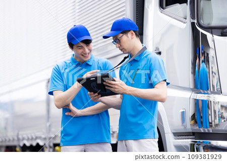 Truck driver: A driver having a meeting while looking at a tablet Truck driver: A driver having a meeting while looking at a tablet 109381929