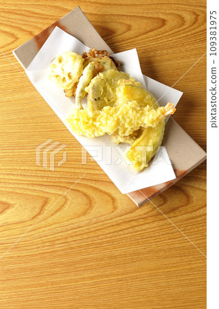 頭頂上的天婦羅拼盤,裡面有蝦子、竹輪、青豆、南瓜、地瓜和蓮藕 頭頂上的天婦羅拼盤,裡面有蝦子、竹輪、青豆、南瓜、地瓜和蓮藕 109381975