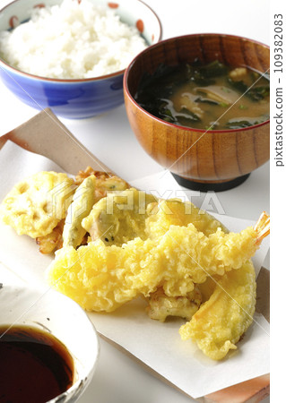 Assorted tempura set meal of shrimp, chikuwa, green beans, pumpkin, sweet potato, and lotus root 109382083