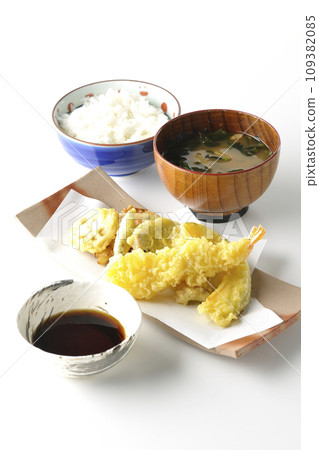 Assorted tempura set meal of shrimp, chikuwa, green beans, pumpkin, sweet potato, and lotus root Assorted tempura set meal of shrimp, chikuwa, green beans, pumpkin, sweet potato, and lotus root 109382085