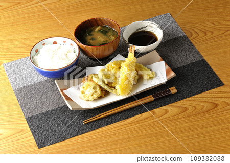 蝦子、竹輪、青豆、南瓜、地瓜、蓮藕拼盤天婦羅套餐 蝦子、竹輪、青豆、南瓜、地瓜、蓮藕拼盤天婦羅套餐 109382088