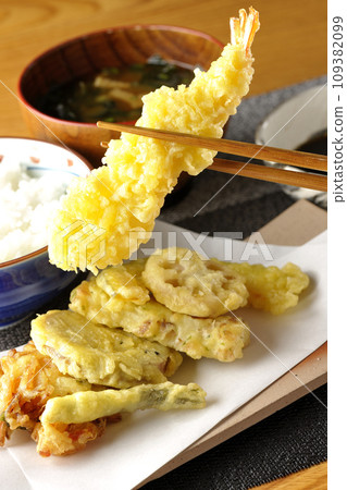 蝦子、竹輪、青豆、南瓜、地瓜、蓮藕拼盤天婦羅套餐 109382099