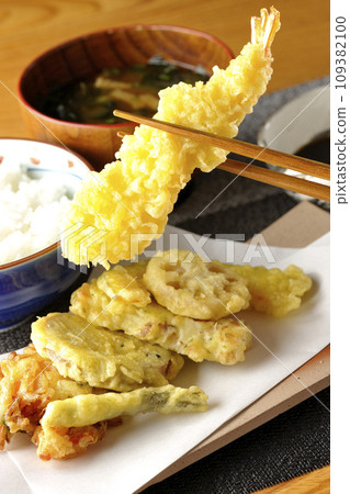 蝦子、竹輪、青豆、南瓜、地瓜、蓮藕拼盤天婦羅套餐 109382100