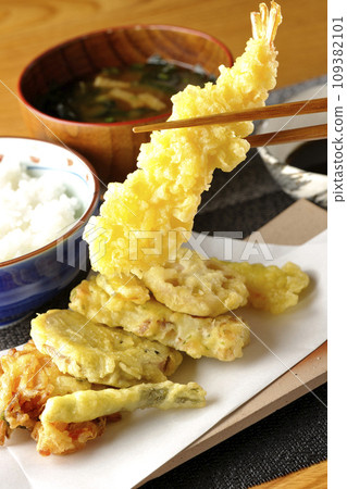 蝦子、竹輪、青豆、南瓜、地瓜、蓮藕拼盤天婦羅套餐 109382101