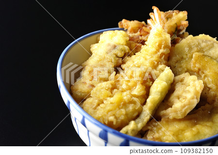 一張天婦羅碗的照片,裡面有蝦子、竹輪、青豆、南瓜、地瓜和蓮藕等多種食材,背景為黑色 一張天婦羅碗的照片,裡面有蝦子、竹輪、青豆、南瓜、地瓜和蓮藕等多種食材,背景為黑色 109382150