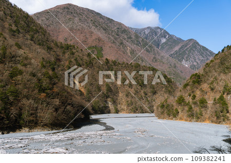 靜岡縣/波多那吉湖和波多那吉吊橋積聚的土壤[Oxys Okuoi] 109382241