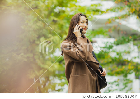 穿著外套在戶外散步的女人 109382307