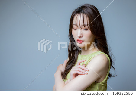 Woman in green dress 109382599