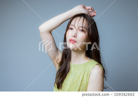 Woman in green dress 109382602