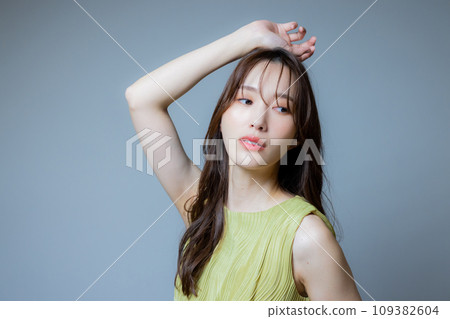 Woman in green dress 109382604