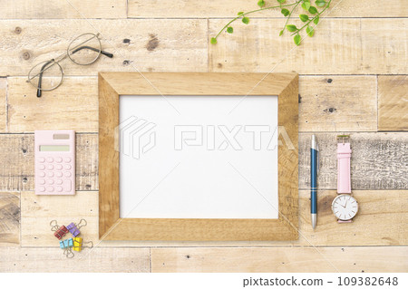 Message board on the desk, overhead view Message board on the desk, overhead view 109382648