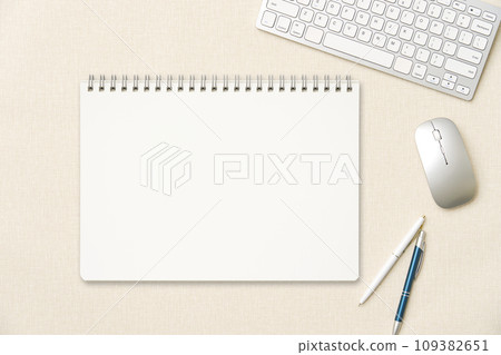桌上的筆記本俯視鏡頭 109382651