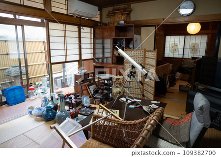 A messy room due to sorting out belongings 109382700