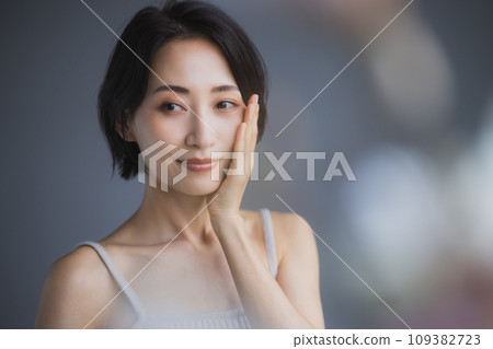 中年美女形象 109382723