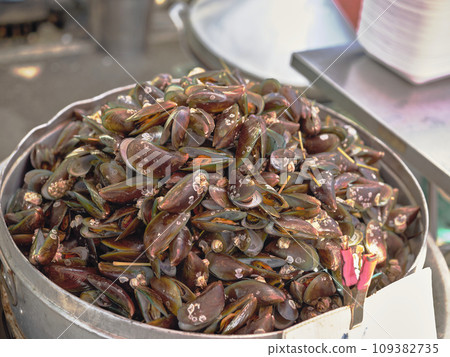 Closeup of a delicious steamed mussel casserole . THAI SEAFOOD Closeup of a delicious steamed mussel casserole . THAI SEAFOOD 109382735
