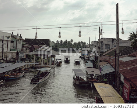 Amphawa Floating Market, Samut Songkhram,Thailand 109382738