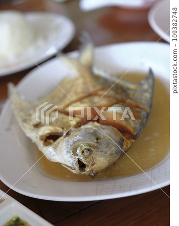 Thai sea food , Deep fried promfet with fish sauce . 109382748