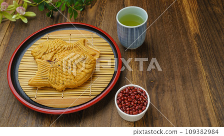 Taiyaki, red beans and green tea Taiyaki, red beans and green tea 109382984