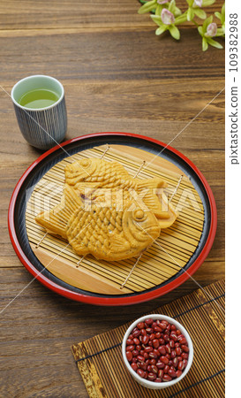 Taiyaki, red beans and green tea Taiyaki, red beans and green tea 109382988