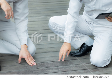 Men at work 109383076