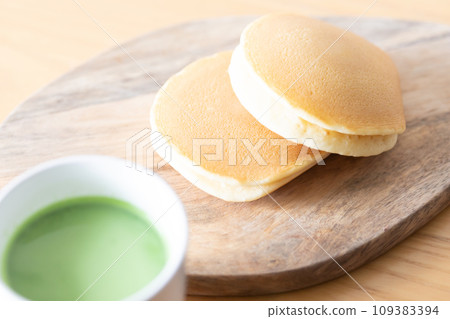抹茶拿鐵和銅鑼燒照片素材圖片 109383394