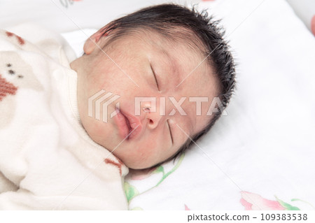 [Newborn baby sleeps] 109383538