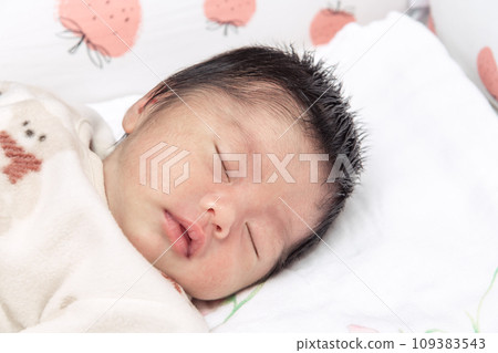 【剛出生的嬰兒睡覺】 109383543