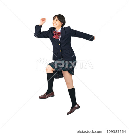 穿著制服跳躍的女學生,裁剪全身照片 穿著制服跳躍的女學生,裁剪全身照片 109383564