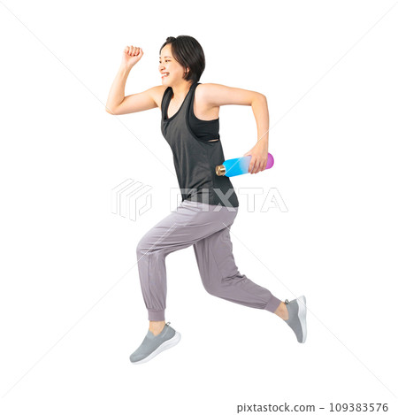 穿著運動服跳躍的女人，裁剪全身照片 109383576