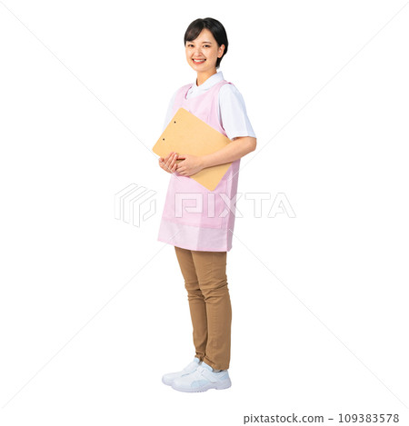 穿著圍裙拿著文件的女人、托兒所老師、護理人員、裁剪的全身照片 109383578
