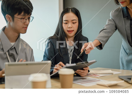 Senior businesswoman explaining work detail to her team during morning briefing 109384085