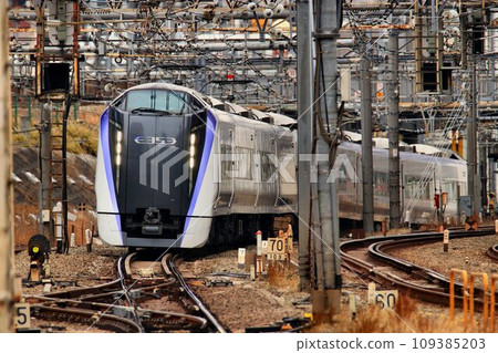 經由海地路前往信濃路...特快梓/E353系列中央線/新宿站 109385203