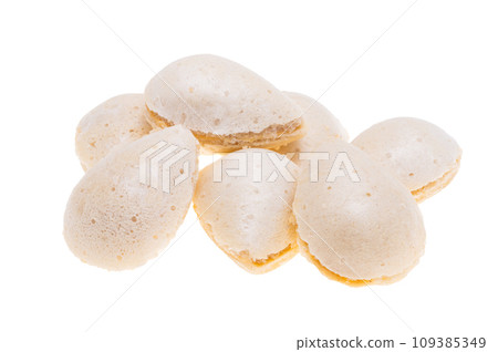 spanish almond dessert 109385349