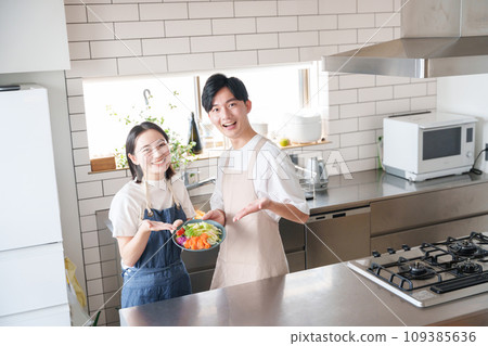 一對微笑的夫婦在廚房(做飯/做家事) 一對微笑的夫婦在廚房(做飯/做家事) 109385636