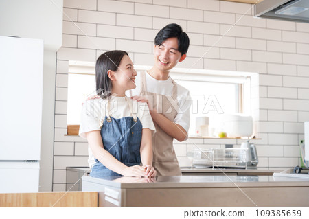 一對微笑的夫婦在廚房(做飯/做家事) 一對微笑的夫婦在廚房(做飯/做家事) 109385659