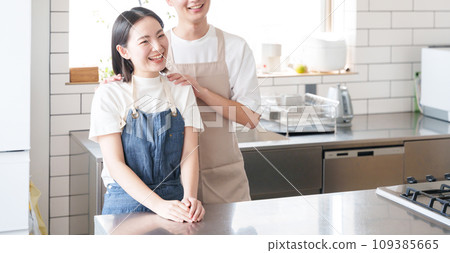 一對微笑的夫婦在廚房（做飯/做家事） 109385665