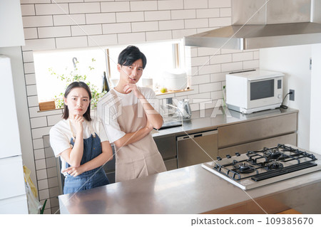 夫妻在廚房裡思考（做飯/做家事） 109385670