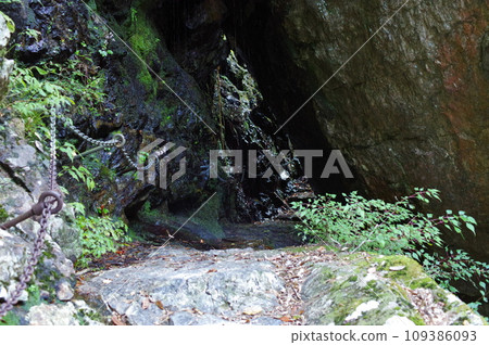 Osugidani Shishibuchi (Mie Prefecture) 109386093