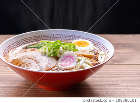 熱氣騰騰的札幌醬油拉麵 熱氣騰騰的札幌醬油拉麵 109386101