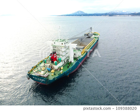 拍攝北海道函館市函館灣停泊的貨船冬季風景 109388020