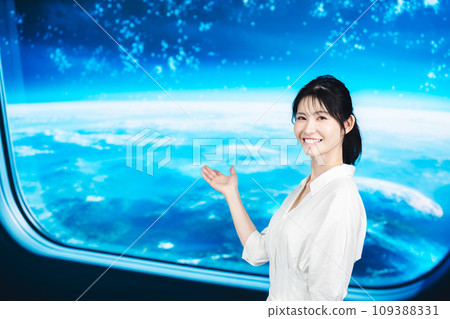 享受太空旅行的年輕女子 109388331