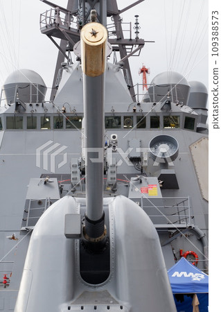 Missile destroyer Higgins' main guns and bridge Missile destroyer Higgins' main guns and bridge 109388573