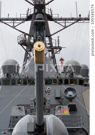 Missile destroyer Higgins' main guns and bridge Missile destroyer Higgins' main guns and bridge 109388574
