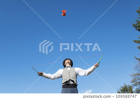 juggling diabolo image juggling diabolo image 109388747