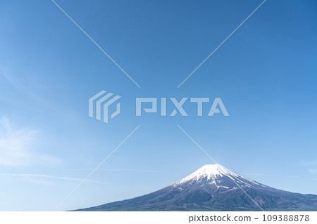 Mt.Fuji with clear spring sky and snow 109388878
