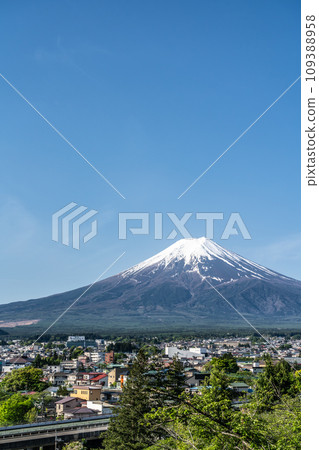 [山梨縣]富士山和春天白雪皚皚的街道（4月） 109388958
