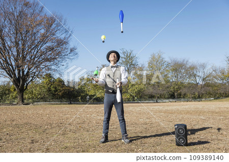 image of a man juggling 109389140